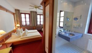 Ein Badezimmer in der Unterkunft Hotel Augsburger Hof