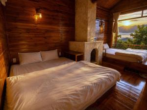 a bedroom with two beds in a log cabin at Mống Vàng Retreat Tà Xùa in Sơn La +22 photos