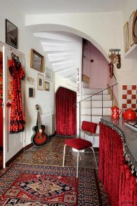 Una habitación con una mesa y una guitarra en una habitación en B&B in Arles "L'Atelier du Midi" chambre d'hôtes centre historique ARLES, en Arles