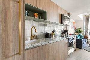 a kitchen with a sink and a counter top at Miami Luxe Sky 27 Skyline View Stunning Water & City Lights View, Resort Pool,Gym,Spa Restaurants in Miami