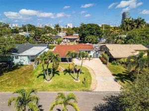 an aerial view of a city with houses and palm trees at Luxury Waterfront Villa, With Private Hot Tub, Beachs, Aventura Mall Casinos, Restaruants in Hallandale Beach