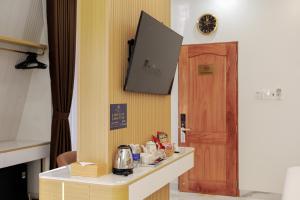 a room with a table and a clock on the wall at Sunrise Hotel Phước Kim in Bạc Liêu