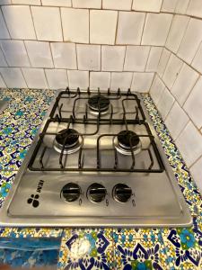 a stove top oven sitting on top of a counter at Suites El Refugio zona Céntrica frente al Tren ligero linea 1 in Guadalajara