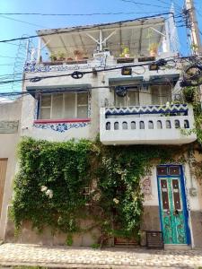 a building with plants on the side of it at Suites El Refugio zona Céntrica frente al Tren ligero linea 1 in Guadalajara