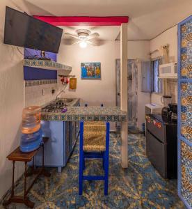 a kitchen with a blue counter top in a room at Suites El Refugio zona Céntrica frente al Tren ligero linea 1 in Guadalajara