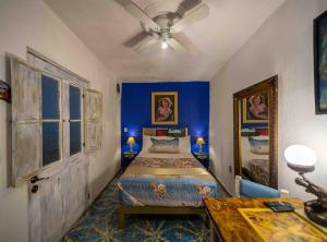 a bedroom with a bed and a ceiling fan at Suites El Refugio zona Céntrica frente al Tren ligero linea 1 in Guadalajara