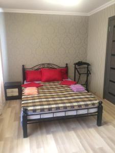 キスロヴォツクにあるHoliday Home on Andreya Gubinaのベッドルーム1室(赤い枕のベッド1台付)