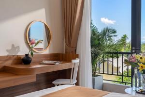 a bedroom with a desk and a mirror and a window at RubyHome in Thôn Nguyệt Biều