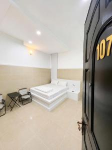 a room with a white bed in a room at Cảnh Việt Hotel in Tây Ninh