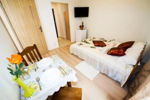 Posteľ alebo postele v izbe v ubytovaní Królewski Apartament