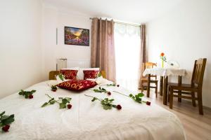 Posteľ alebo postele v izbe v ubytovaní Królewski Apartament
