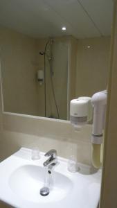 a bathroom with a sink and a mirror at Residence Club Inn in Nice