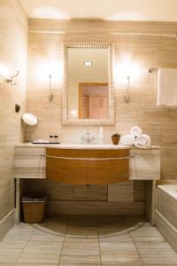 een badkamer met een wastafel en een spiegel bij Mainalon Resort in Tripolis