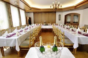eine Reihe von Tischen in einem Bankettsaal mit Weinflaschen in der Unterkunft Gasthaus Seehof in Iznang