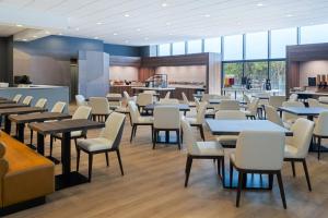a restaurant with tables and chairs and a cafeteria at Holiday Inn Los Angeles Gateway-Torrance by IHG in Torrance