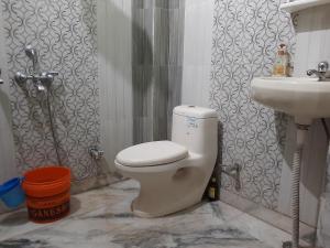 a bathroom with a toilet and a sink at SHYAMSHOBHA NIWAs in Chandauli