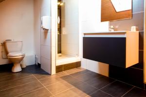 Koupelna v ubytování Logis REX HOTEL Lorient