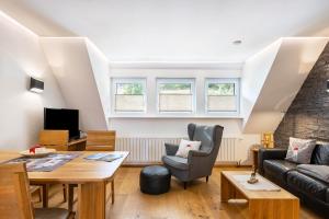 a living room with a couch and a table at Ferienwohnungen Schwarzwaldtraum in Unterkirnach