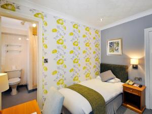 Ardington Hotel客房内的一张或多张床位