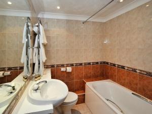 沃辛Ardington Hotel的带马桶、水槽和浴缸的浴室