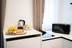 a hotel room with a plate of food and a microwave at Palazzo del Poeta - Dimora Contemporanea in Palermo