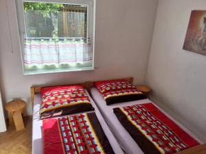 two beds sitting in a room with a window at NEU Ferienhaus am Saaler Bodden in Bartelshagen