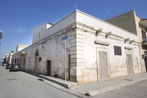 an old building on the side of a street at b&b San Nicandro in Sannicandro di Bari