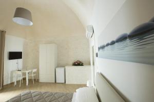 een woonkamer met een tafel en een stoel bij b&b San Nicandro in Sannicandro di Bari