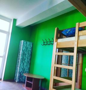 キーウにあるYourhostel Saperkaの緑の壁のベッドルーム1室(二段ベッド1組付)