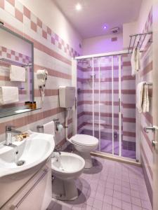 e bagno con servizi igienici, lavandino e doccia. di ACasaMia WelcHome Hotel a Rimini