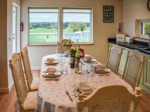 a dining room with a table with chairs and a tableclotholitics at Chestnut Cottage - Uk48294 in Great Yarmouth