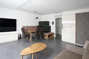 A television and/or entertainment centre at Appartementhaus Franz Samonig