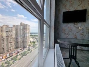 a room with a table and a large window at Апартаменти з Панорамним Краєвидом на Озеро in Kyiv