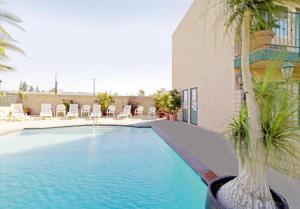בריכת השחייה שנמצאת ב-Americas Best Value Inn & Suites - Fontana או באזור