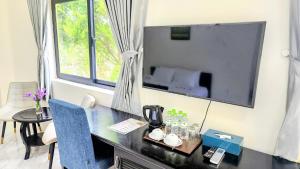 a room with a desk with a coffee maker on it at Sun resort & villa beach in Tiến Thành