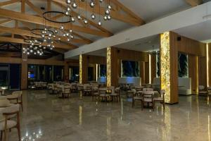 a large banquet hall with tables and chairs at Hotel Restaurant Splendor in Buşteni