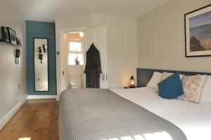 เตียงในห้องที่ The Gateway Lodge