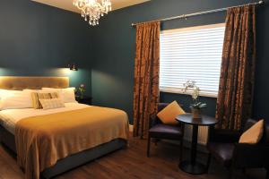 เตียงในห้องที่ The Gateway Lodge