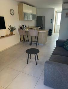 a living room with a table and a kitchen at Apartement Punta Azul 6B, Punta Azul Ocean Resort, Westpunt in Westpunt