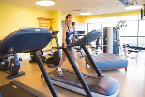 a woman standing on a treadmill in a gym at Novotel RJ Porto Atlantico in Rio de Janeiro