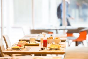 a table with plates of food on it at Novotel RJ Porto Atlantico in Rio de Janeiro