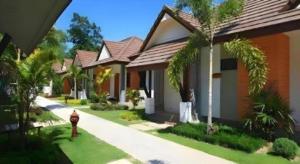 a row of houses with a fire hydrant in the yard at Phakawan Hotel in Ban Nong Chik