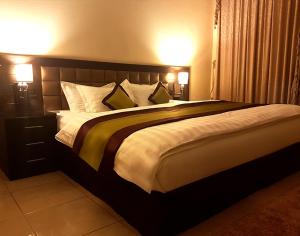 Een bed of bedden in een kamer bij Qasr Allathqiah Furnished Apartment 4