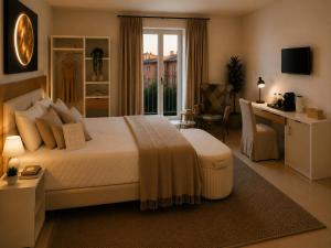 a bedroom with a large bed and a desk and a desk at Syraka Design Rooms & Suites in Syracuse
