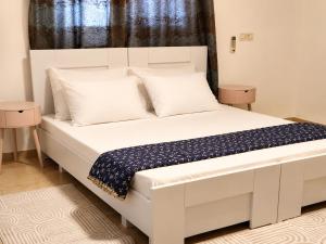 a white bed with white pillows in a bedroom at בית ההר - וילה למשפחות עם בריכה פרטית in Rama +5 photos