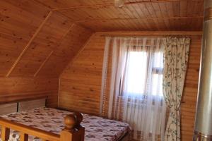 ペレスラヴリ・ザレスキーにあるEkaterina Guest Houseのベッドルーム1室(ベッド1台付)、キャビン内の窓