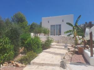 a walkway leading to a white house at CocoHills in Monte Pego