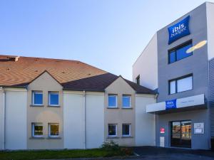 a building with a sign on the side of it at Ibis Budget Château-Thierry in Essômes-sur-Marne