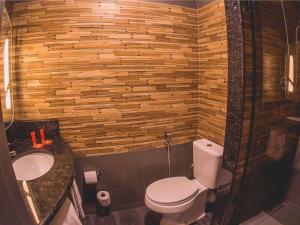 a bathroom with a toilet and a sink at ibis Carlos Barbosa in Carlos Barbosa