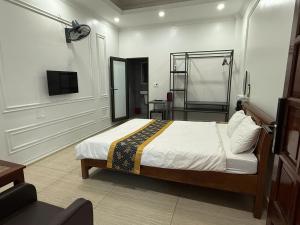 a bedroom with a bed and a flat screen tv at Khách sạn CƯỜNG THÀNH in Thái Nguyên